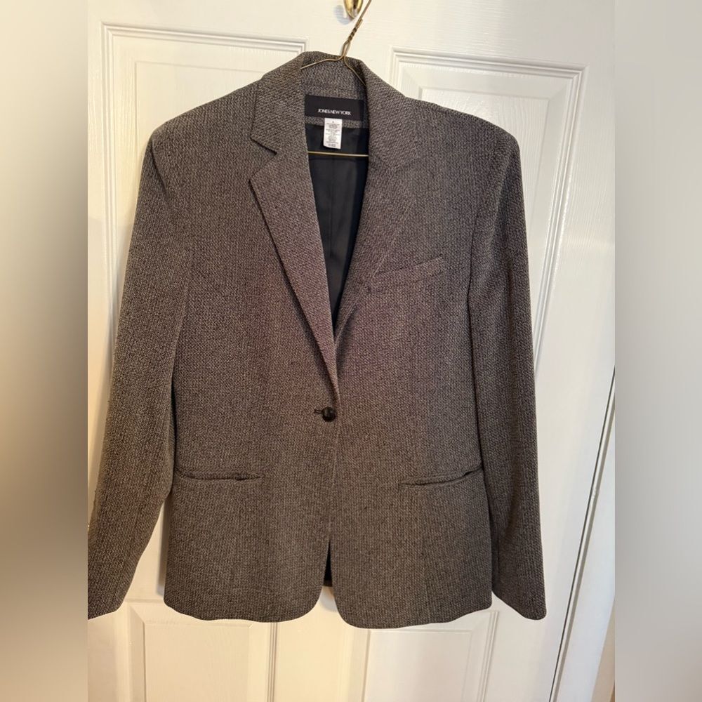 Gently worn, very good condition very nice light color gray